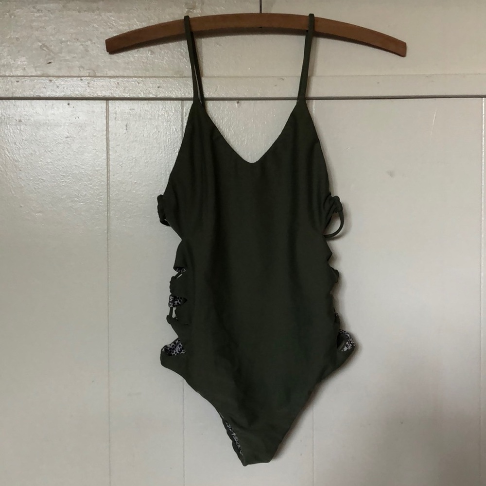 ACACIA FLORENCE ONEPIECE IN OLIVE GREEN